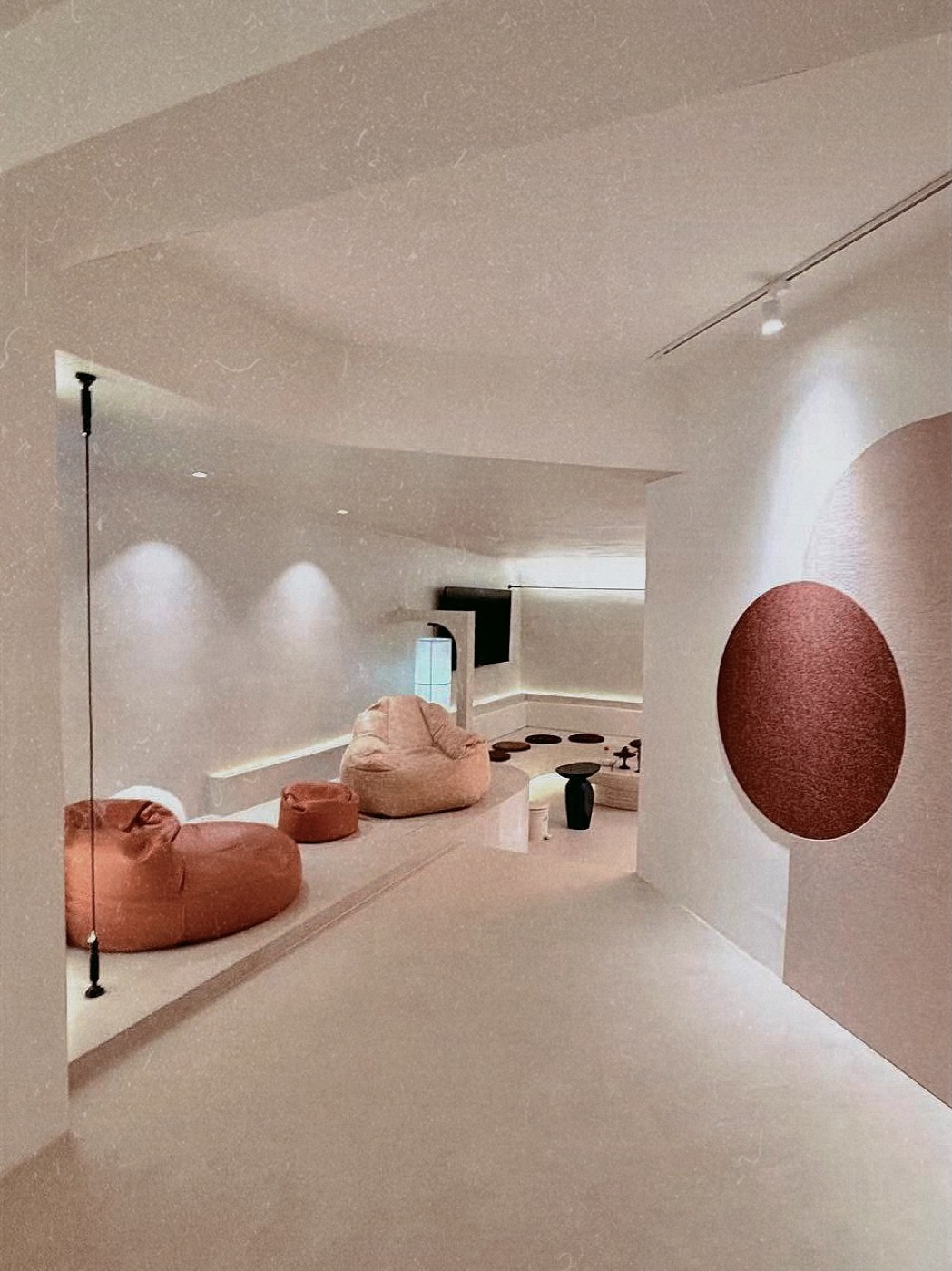内境森林 — gallery space with circular artwork installation